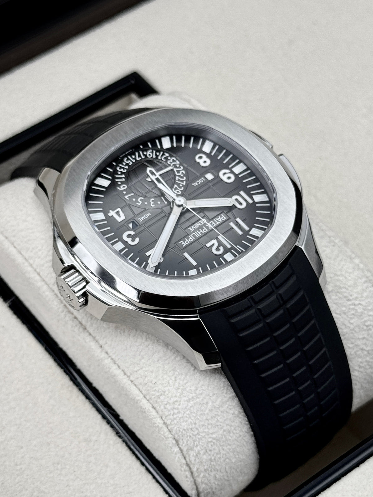 2020 Patek Philippe Aquanaut 40.8mm 5164A-001 Stainless Steel Grey Dial (STICKERED)